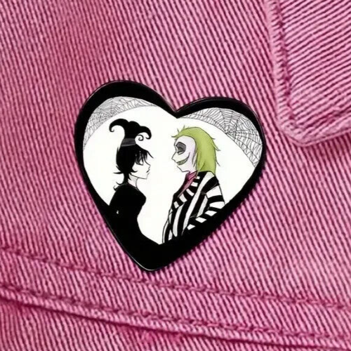 Beetlejuice Lydia Deetz Pin badge MOVIE HEART 2024 NEW BEETLE JUICE BLACK GREEN