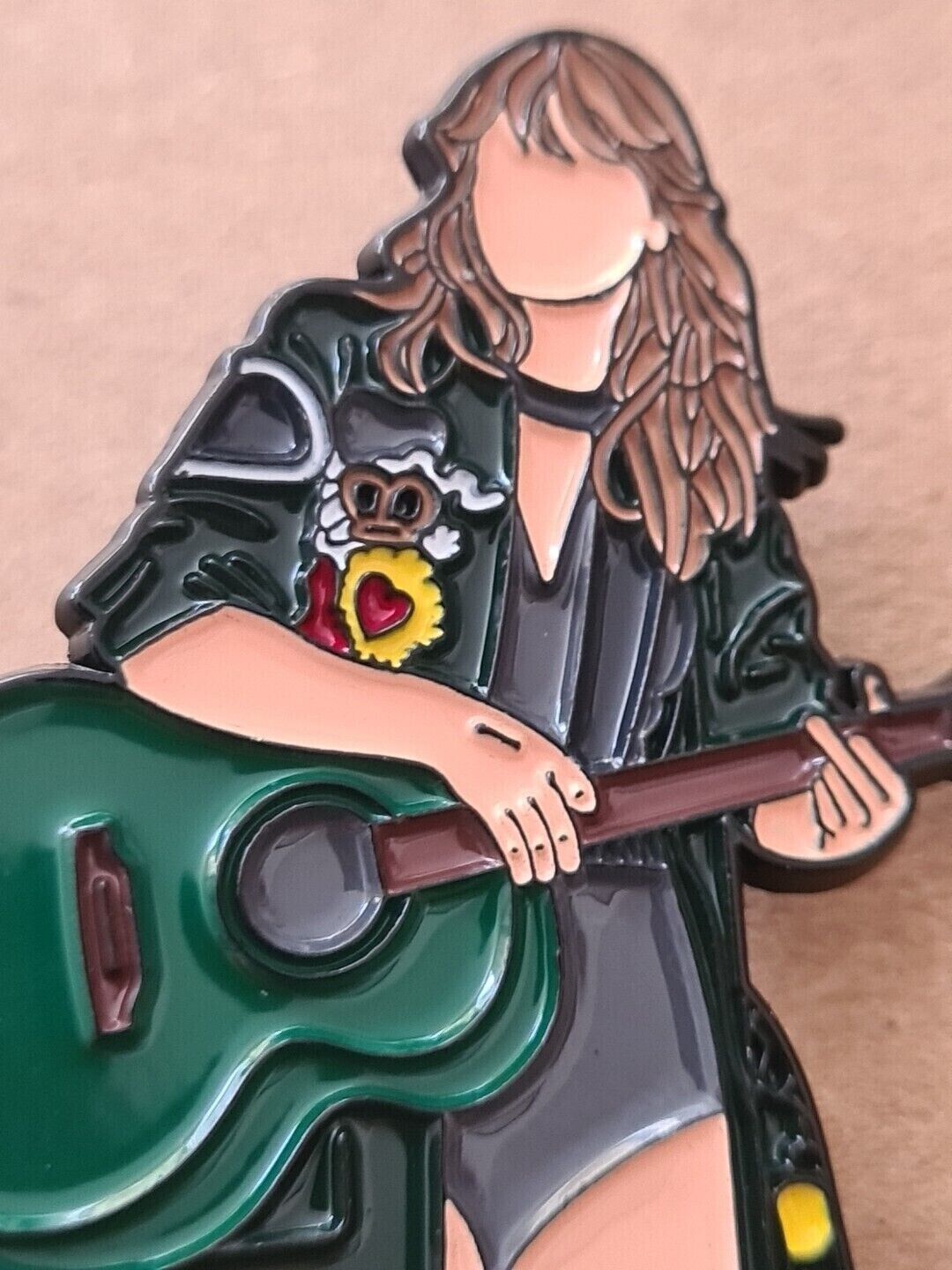 Taylor Swift SWIFTIE Inspired Metal & Enamel Style Pin Badge New PLAYING GUITAR
