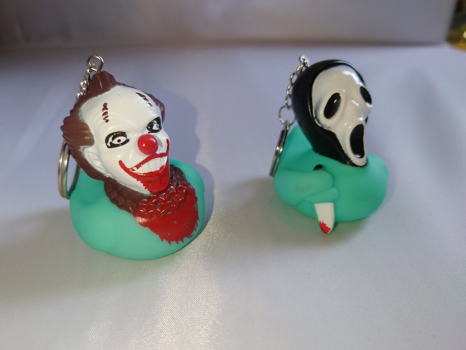 HORROR RUBBER DUCK GLOW IN THE DARK KEYRING KEYCHAIN SCREAM IT CLOWN HALLOWEEN