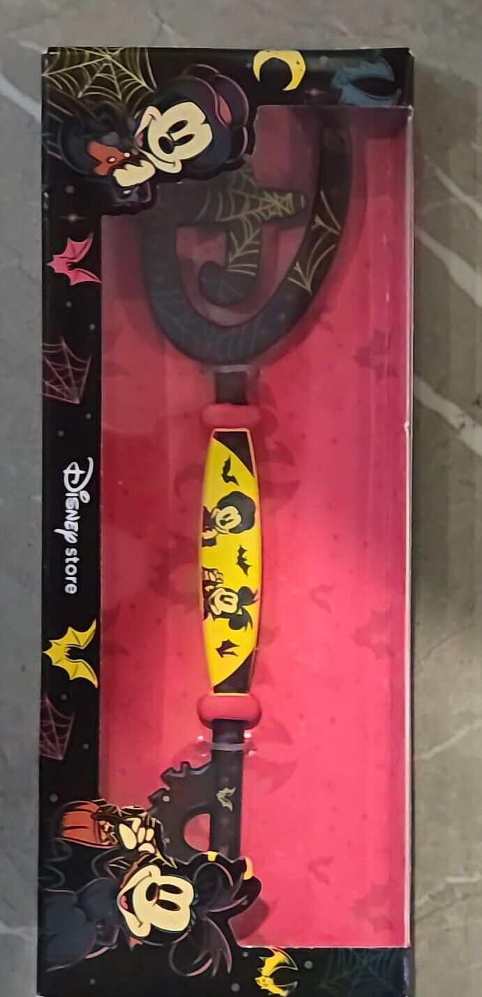 Mickey And Minnie 2023 Halloween Disney Key BAT SPIIDER WEB HORROR COLLECTIBLE